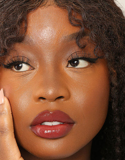 model with raisin sangria lipgloss brown lipliner