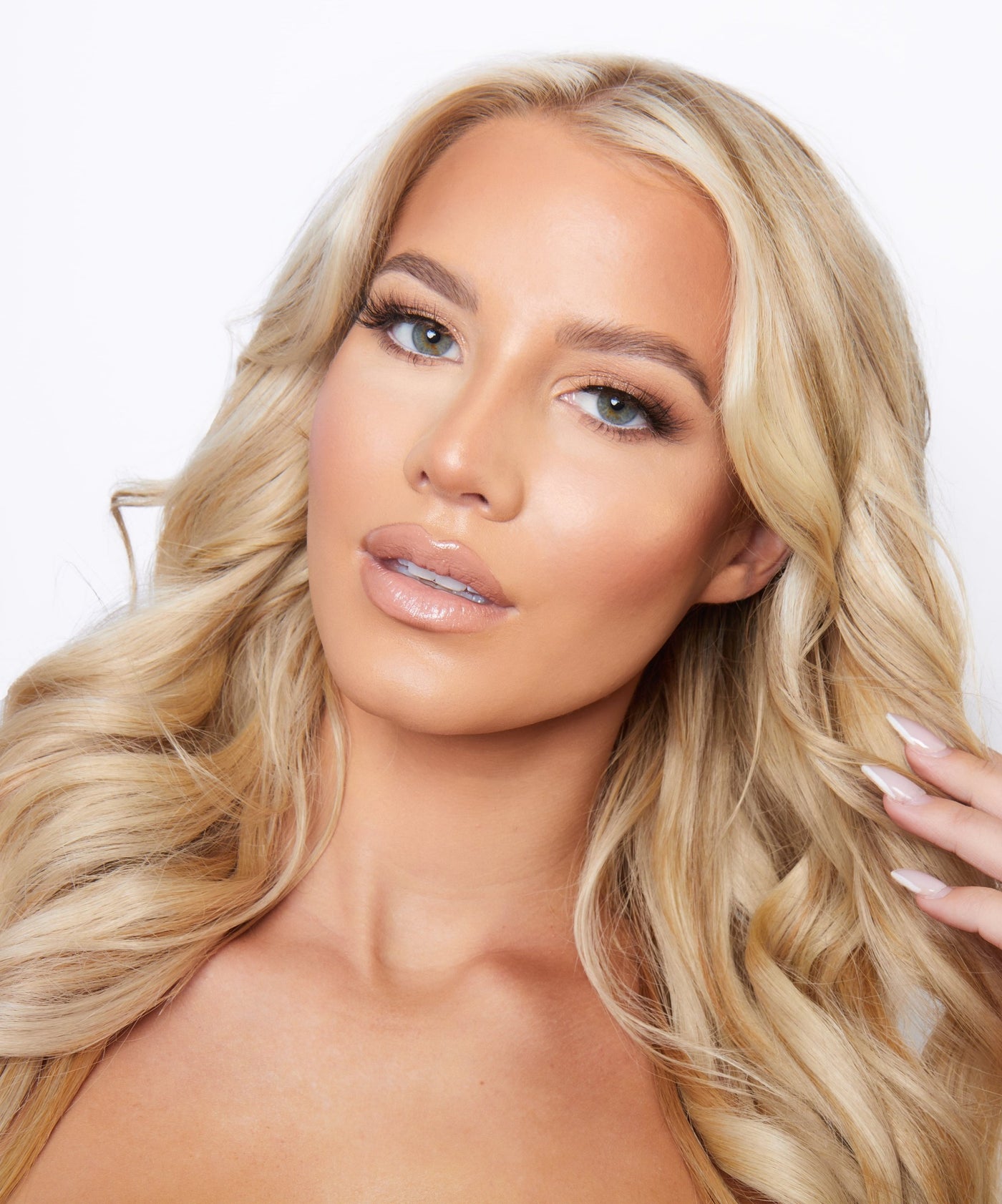 model wearing opuluxe beauty daydream mink eyelashes