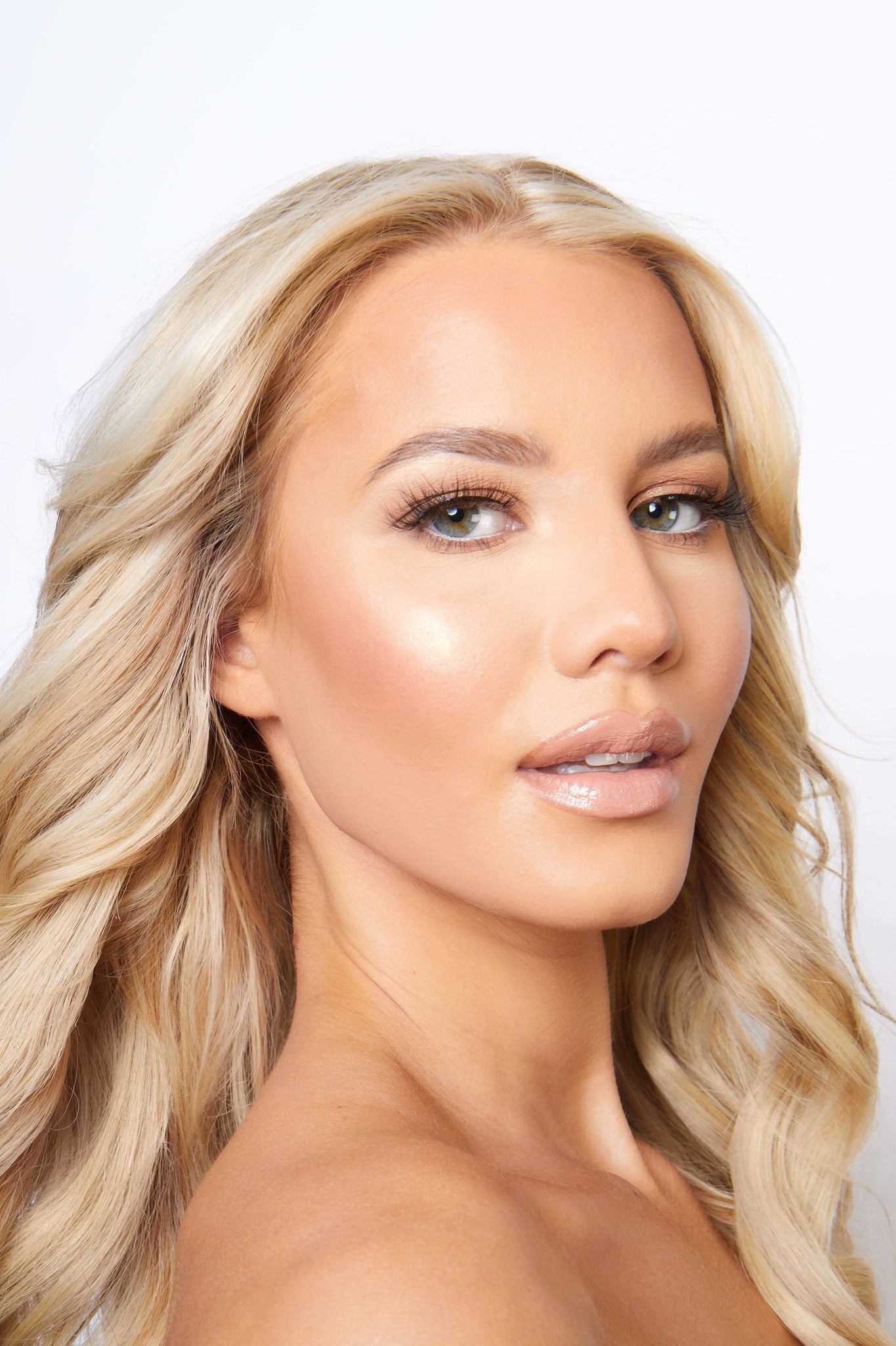 model wearing opuluxe beauty daydream mink eyelashes